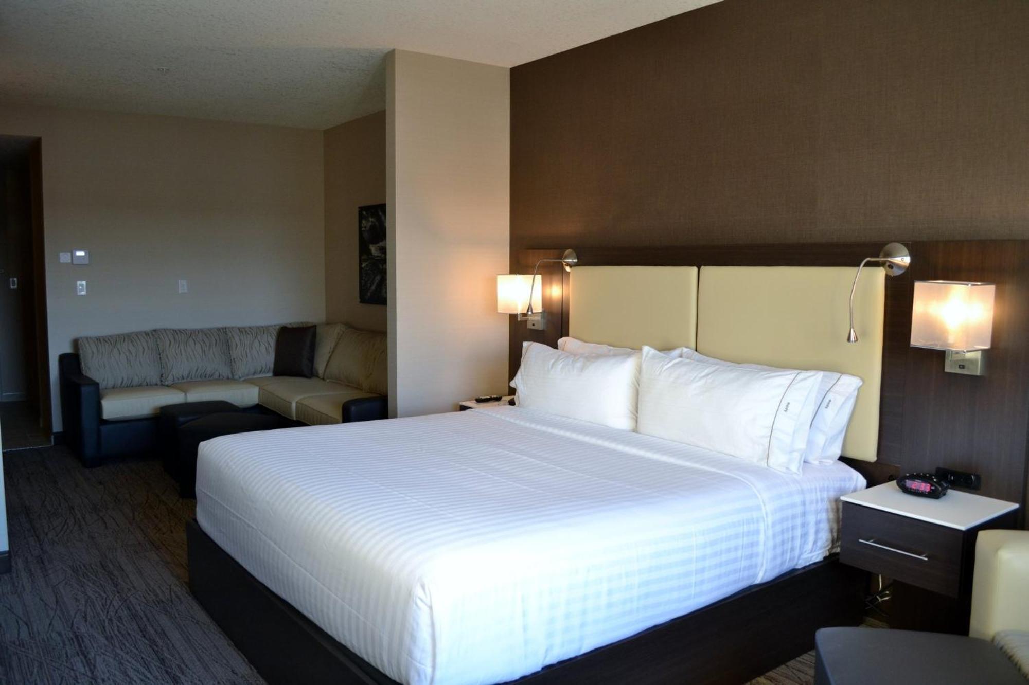 Holiday Inn Express & Suites Cold Lake By Ihg Екстер'єр фото